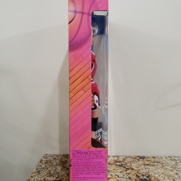 Mattel Barbie NBA Chicago Bulls 1998 w/Uniform - Picture 2 of 4